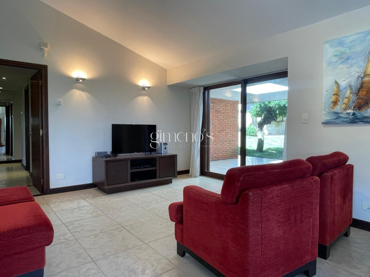 Casa ID.916 - Venta de Casa Playa Mansa 4 Dormitorios-Punta del Este 