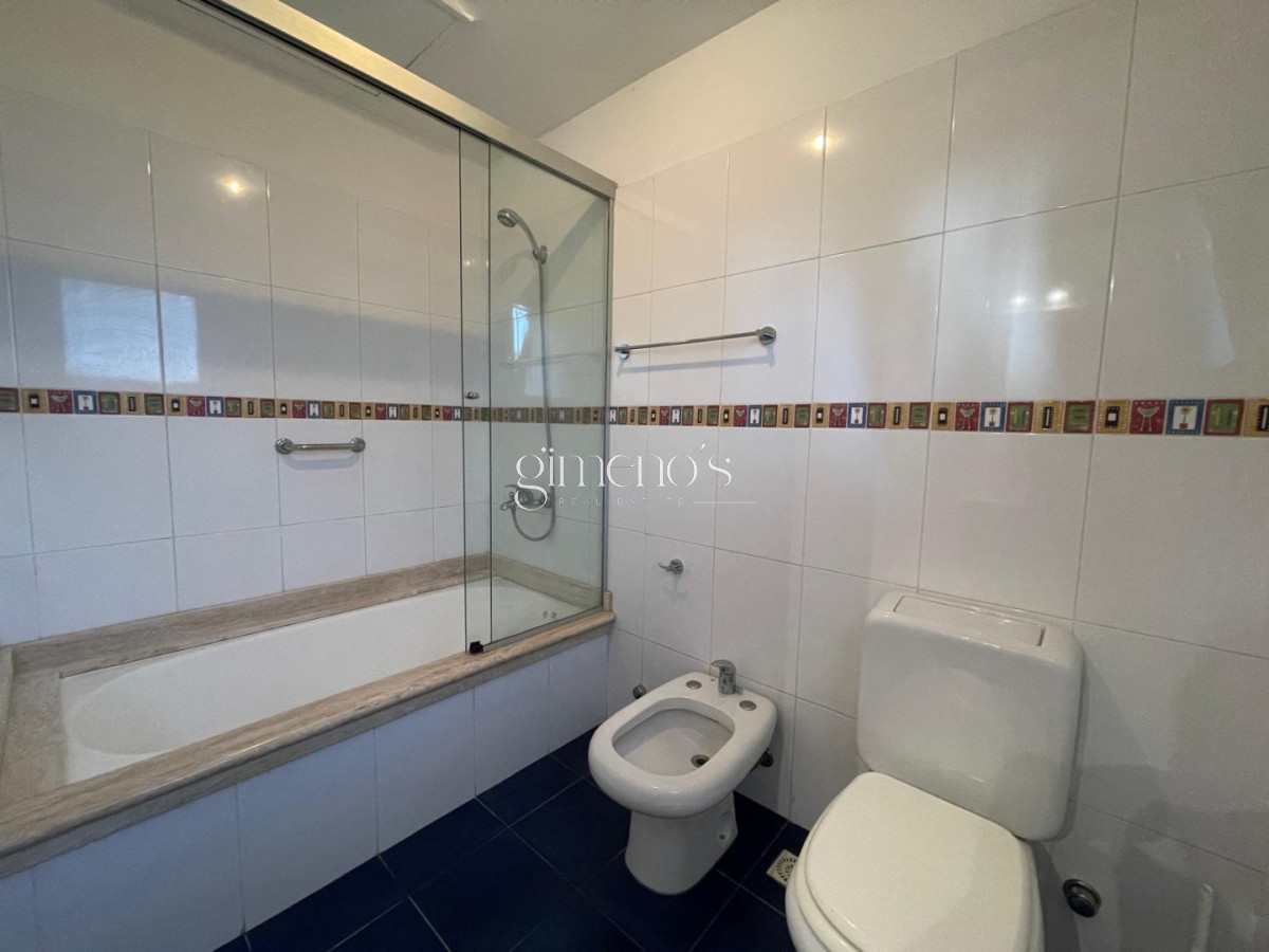 Casa ID.739 - Casa en Venta de 7 Dormitorios en Playa Mansa - Punta del Este 