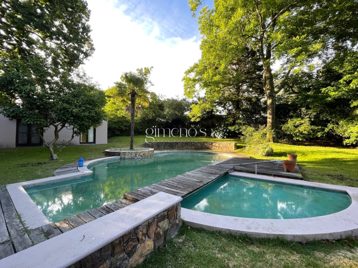 Casa ID.739 - Casa en Venta de 7 Dormitorios en Playa Mansa - Punta del Este 