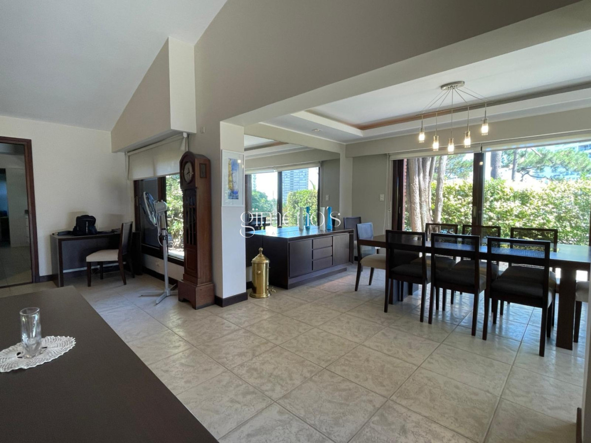 Casa ID.916 - Venta de Casa Playa Mansa 4 Dormitorios-Punta del Este 