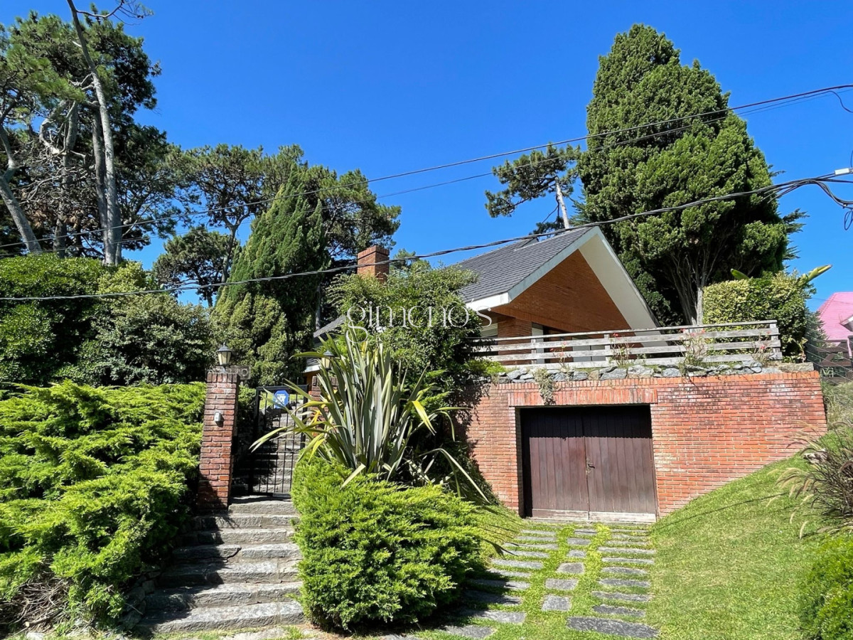 Casa ID.916 - Venta de Casa Playa Mansa 4 Dormitorios-Punta del Este 