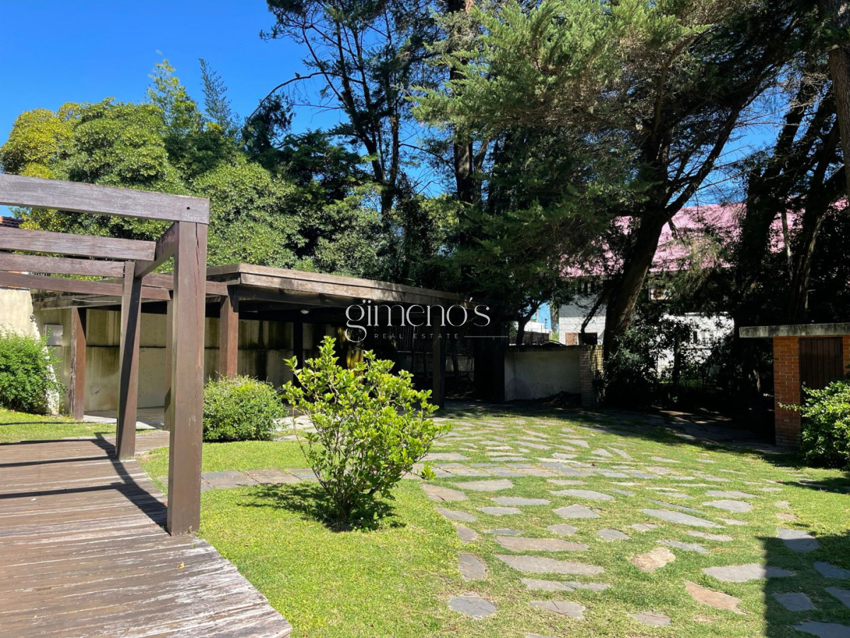 Casa ID.916 - Venta de Casa Playa Mansa 4 Dormitorios-Punta del Este 