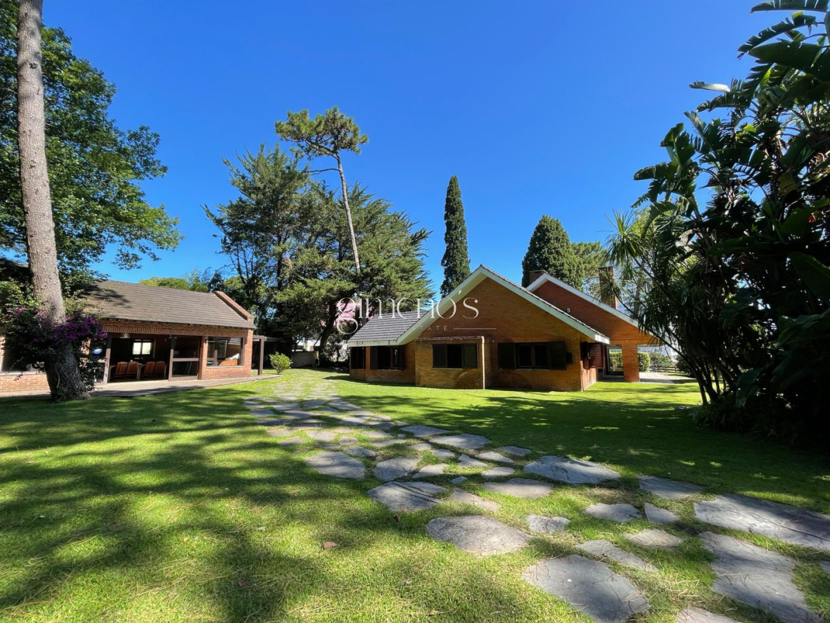 Casa ID.916 - Venta de Casa Playa Mansa 4 Dormitorios-Punta del Este 