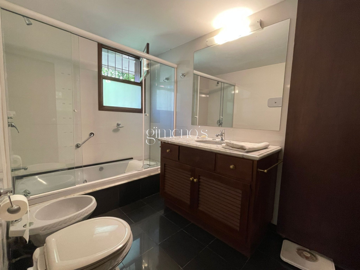 Casa ID.916 - Venta de Casa Playa Mansa 4 Dormitorios-Punta del Este 