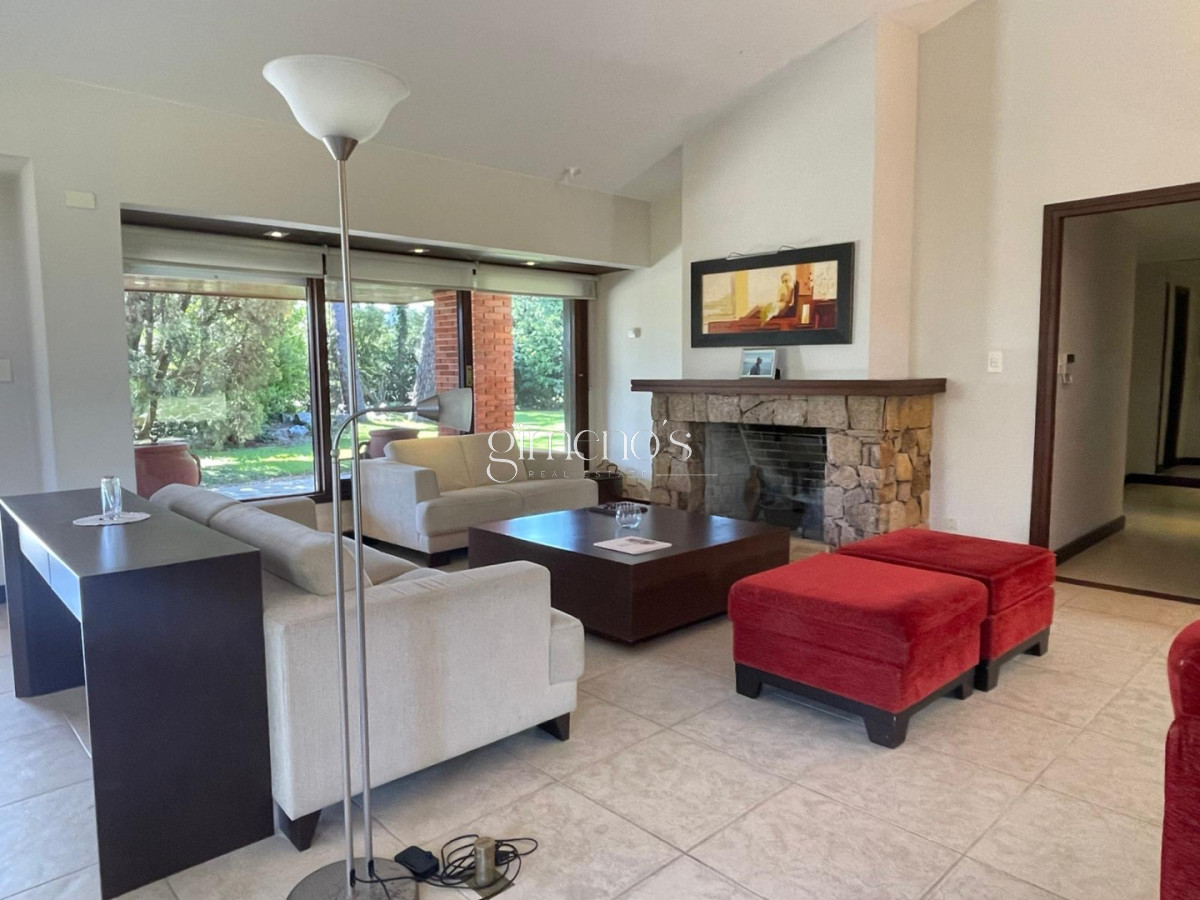 Casa ID.916 - Venta de Casa Playa Mansa 4 Dormitorios-Punta del Este 