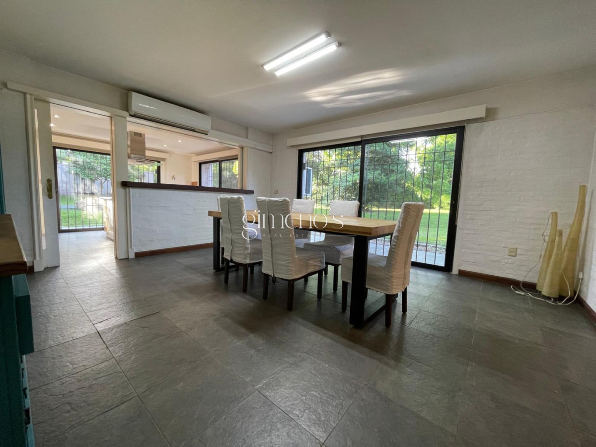 Casa ID.739 - Casa en Venta de 7 Dormitorios en Playa Mansa - Punta del Este 