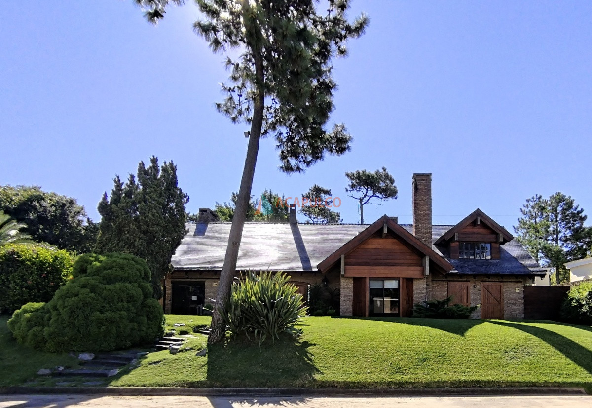 venta de hermosa casa 5 dormitorios en suite, a metros del mar. - acp4122c