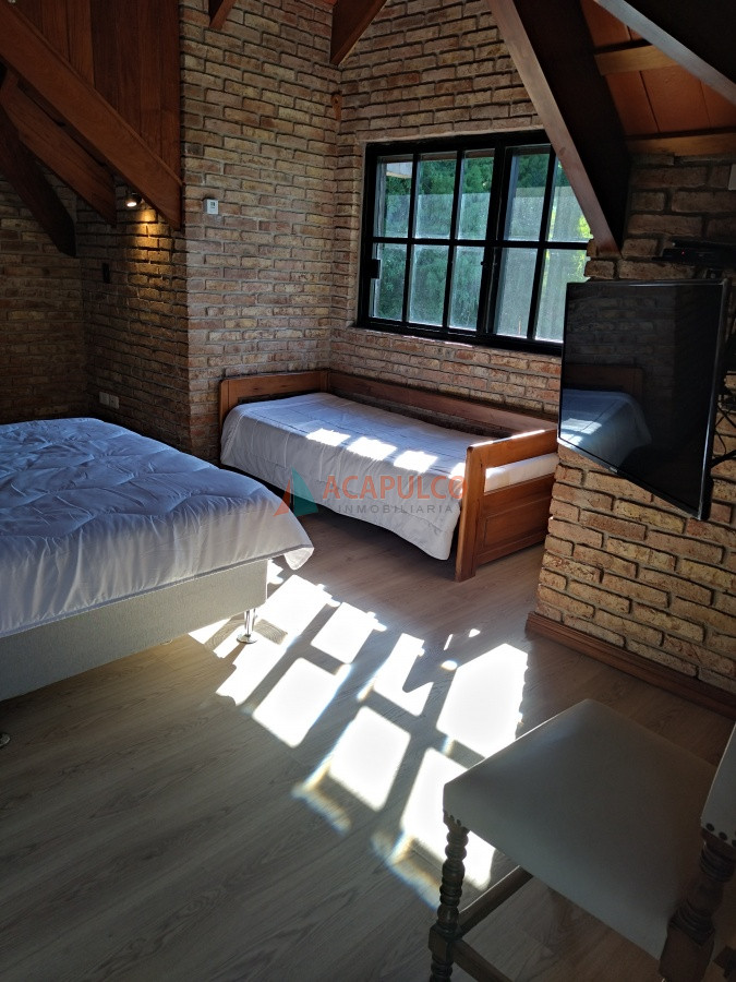 Casa ID.4122 - VENTA DE HERMOSA CASA 5 DORMITORIOS EN SUITE, A METROS DEL MAR.