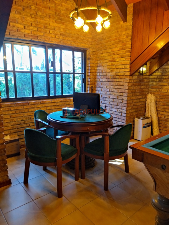 Casa ID.4122 - VENTA DE HERMOSA CASA 5 DORMITORIOS EN SUITE, A METROS DEL MAR.