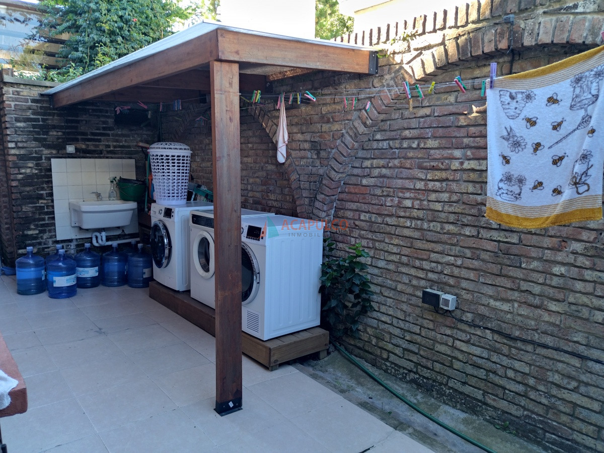 Casa ID.4122 - VENTA DE HERMOSA CASA 5 DORMITORIOS EN SUITE, A METROS DEL MAR.