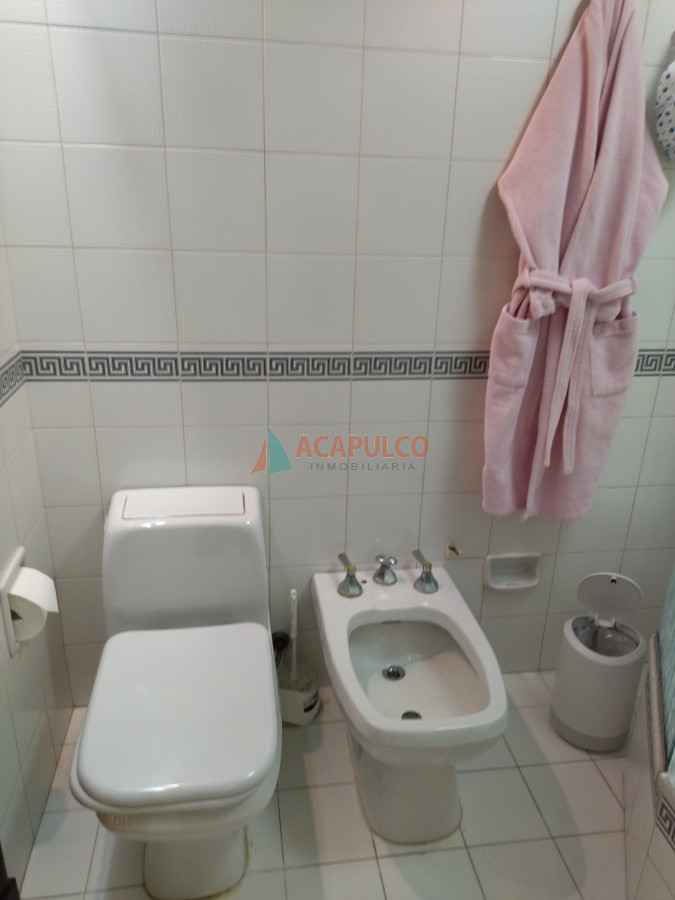 Casa ID.4122 - VENTA DE HERMOSA CASA 5 DORMITORIOS EN SUITE, A METROS DEL MAR.