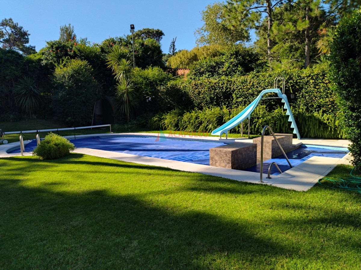 Casa ID.4122 - VENTA DE HERMOSA CASA 5 DORMITORIOS EN SUITE, A METROS DEL MAR.