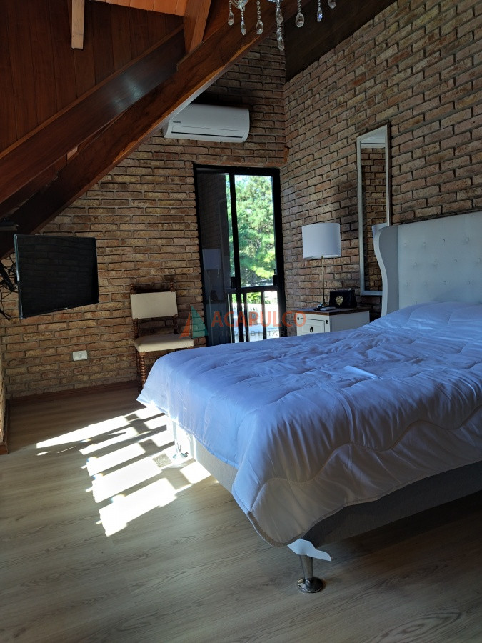 Casa ID.4122 - VENTA DE HERMOSA CASA 5 DORMITORIOS EN SUITE, A METROS DEL MAR.