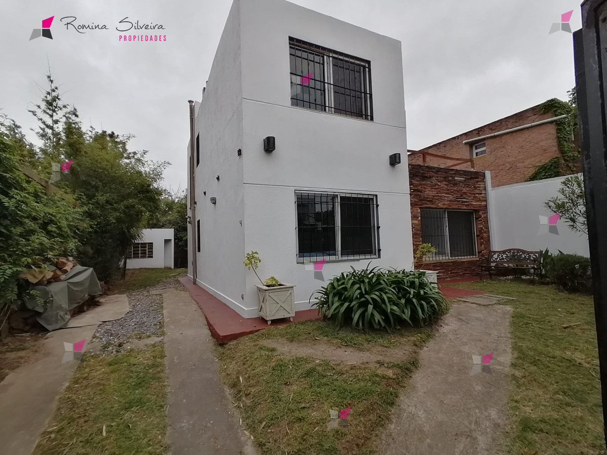 ALQUILER ANUAL DE CASA EN LA BARRA, MALDONADO. - 4 DORMITORIOS, 3 BAÑOS, 1 EN SUITE. PARRILLERO TECHADO , CERCADA Y CON REJAS. - RSP10532C