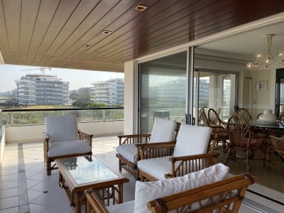 Amplio apartamento en primera línea  - AND8691A