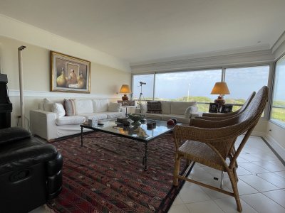 Amplio apartamento en primera línea  - AND8691A