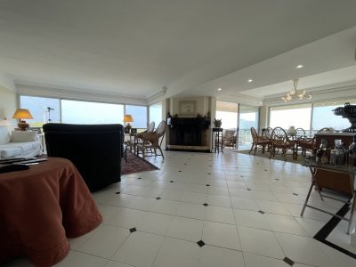 Amplio apartamento en primera línea  - AND8691A