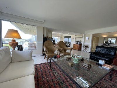 Amplio apartamento en primera línea  - AND8691A