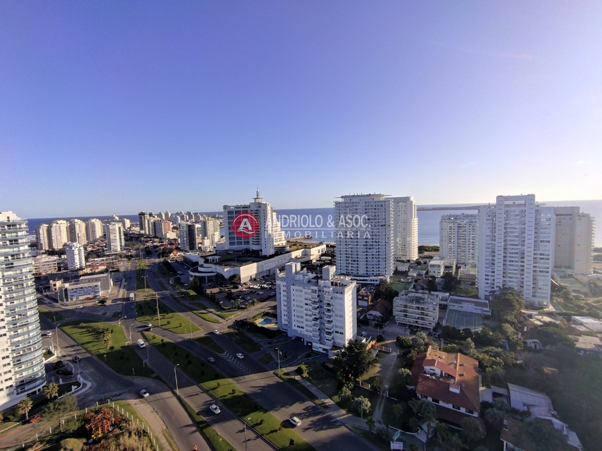 Apartamento ID.8087 - VENTA DE HERMOSO PENTHOUSE DE 2 DORMITORIOS CON BAÑOS EN SUITE, HERMOSA VISTA MANSA Y BRAVA..