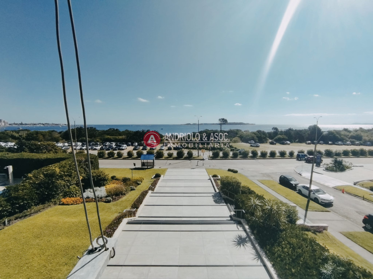Apartamento ID.7666 - VENTA DE APARTAMENTO DE 3 DORMITORIOS Y DEPENDENCIA CON VISTA A LA MANSA