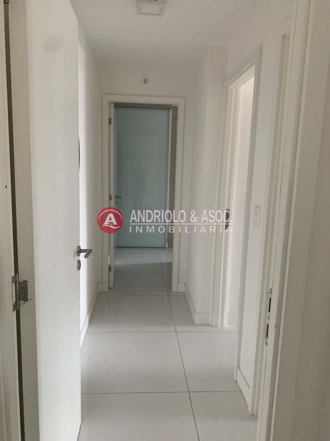 Apartamento ID.7582 - ALQUILER DE HERMOSO APARTAMENTO 3 DORMITORIOS EN SUITE CON VISTA A PLAYA MANSA