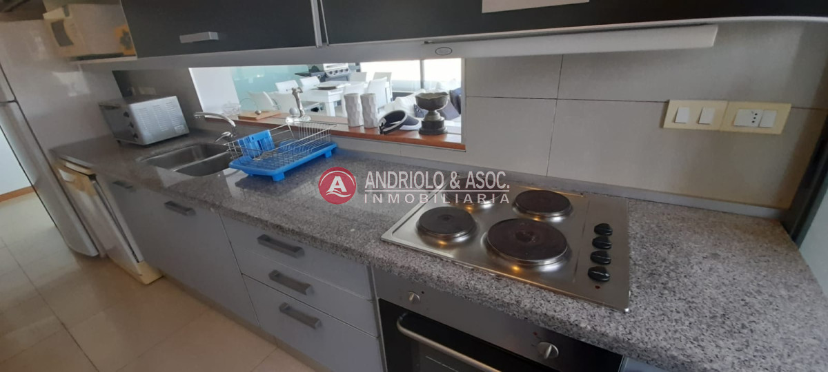 Apartamento ID.8047 - Venta de apartamento de 3 dormitorios en suite en primera linea brava