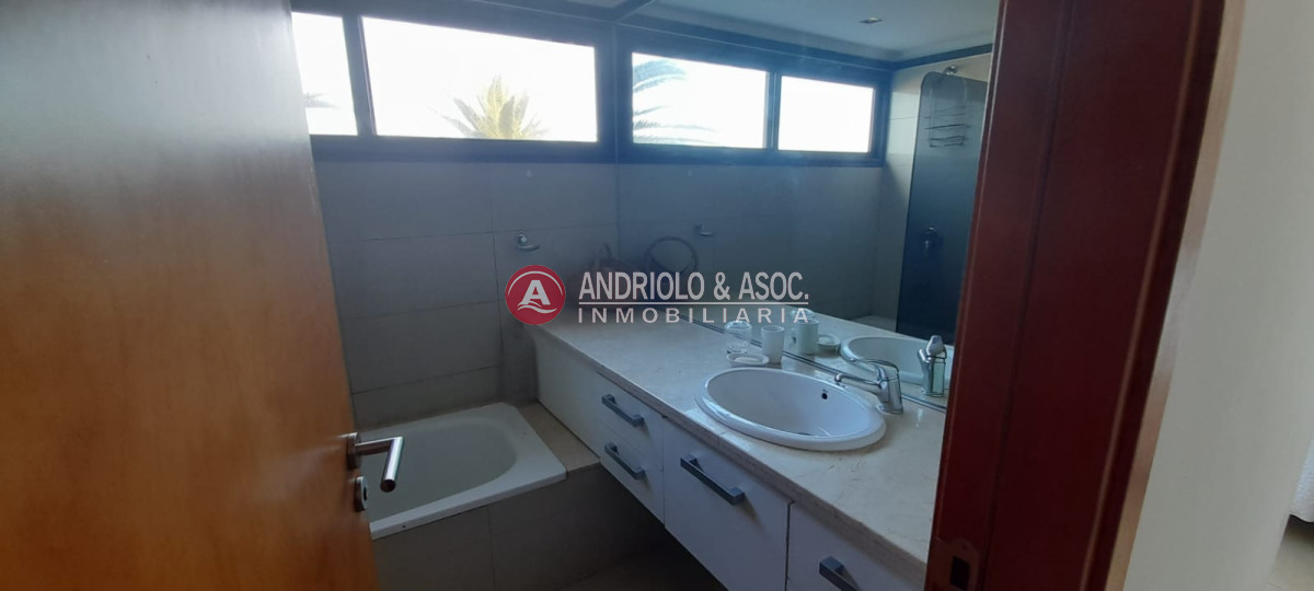 Apartamento ID.8047 - Venta de apartamento de 3 dormitorios en suite en primera linea brava