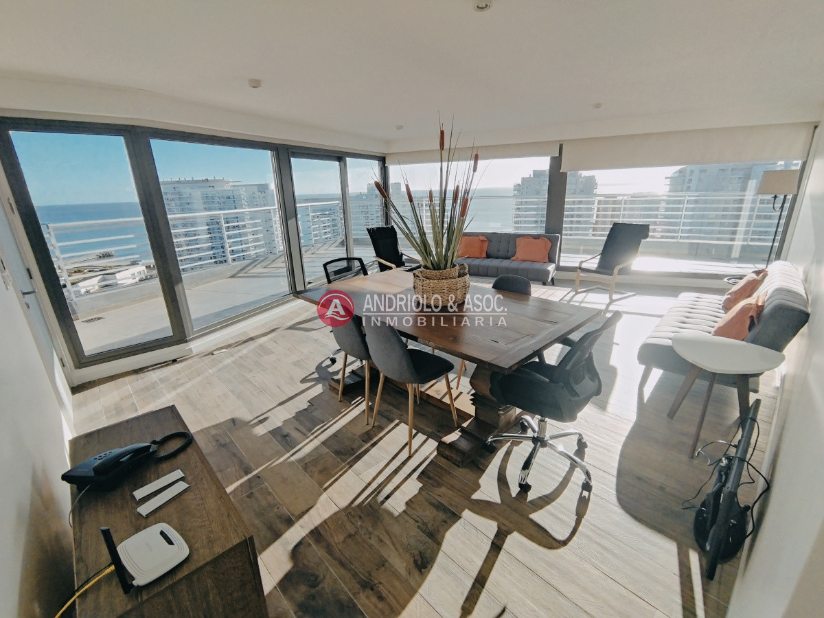 Apartamento ID.8087 - VENTA DE HERMOSO PENTHOUSE DE 2 DORMITORIOS CON BAÑOS EN SUITE, HERMOSA VISTA MANSA Y BRAVA..