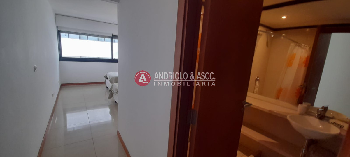 Apartamento ID.8047 - Venta de apartamento de 3 dormitorios en suite en primera linea brava
