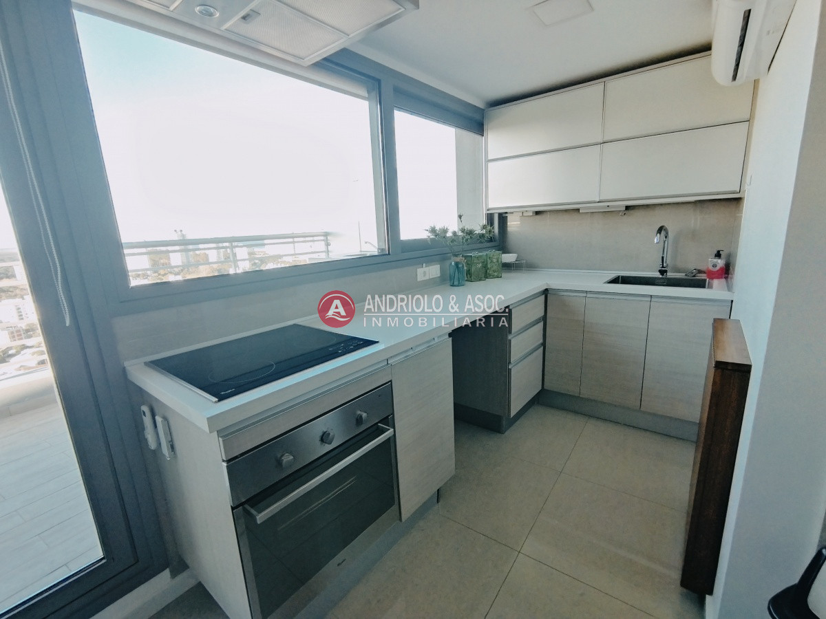 Apartamento ID.8087 - VENTA DE HERMOSO PENTHOUSE DE 2 DORMITORIOS CON BAÑOS EN SUITE, HERMOSA VISTA MANSA Y BRAVA..