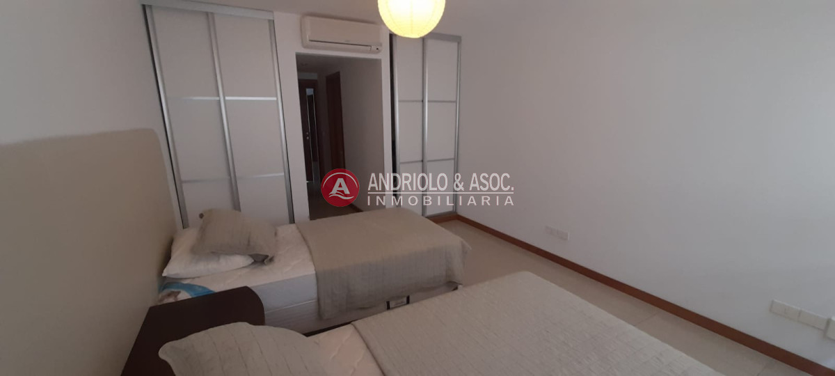 Apartamento ID.8047 - Venta de apartamento de 3 dormitorios en suite en primera linea brava