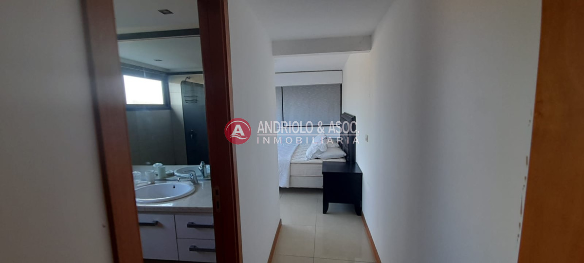 Apartamento ID.8047 - Venta de apartamento de 3 dormitorios en suite en primera linea brava