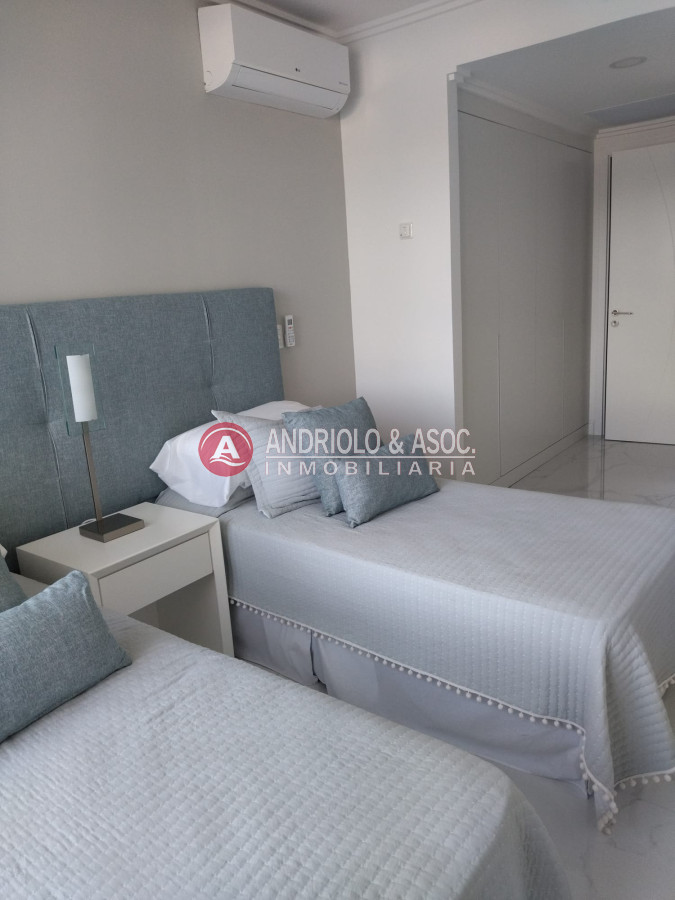 Apartamento ID.7754 - VENTA DE HERMOSO APARTAMENTO, 3 DORMITORIOS EN SUITE,  FRENTE A PLAYA MANSA.