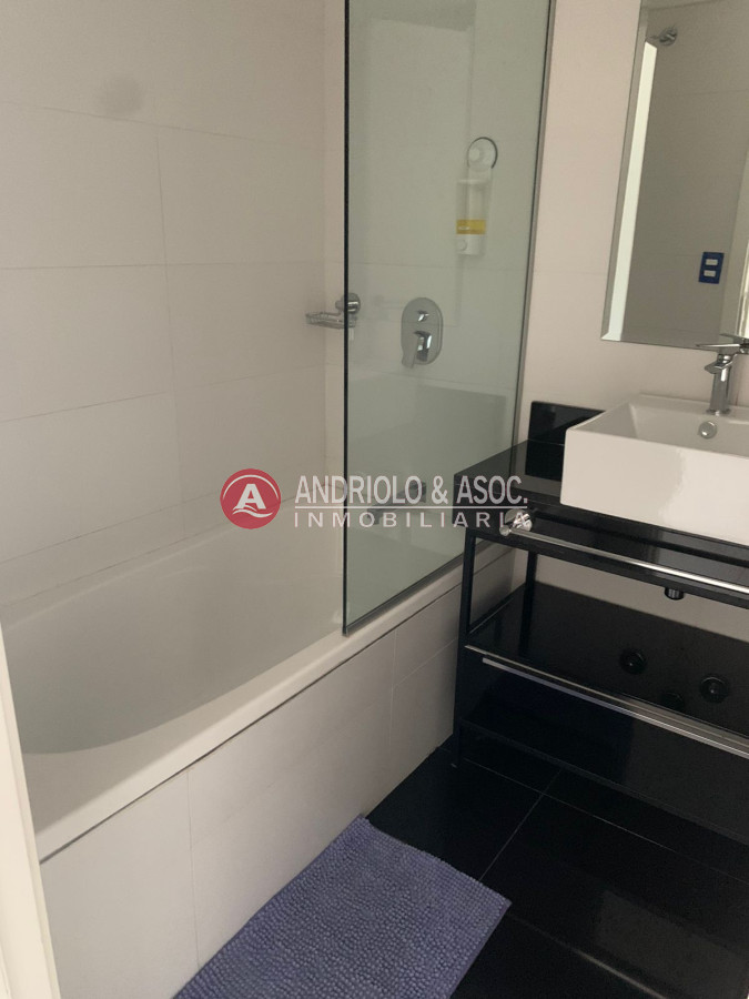 Apartamento ID.7582 - ALQUILER DE HERMOSO APARTAMENTO 3 DORMITORIOS EN SUITE CON VISTA A PLAYA MANSA