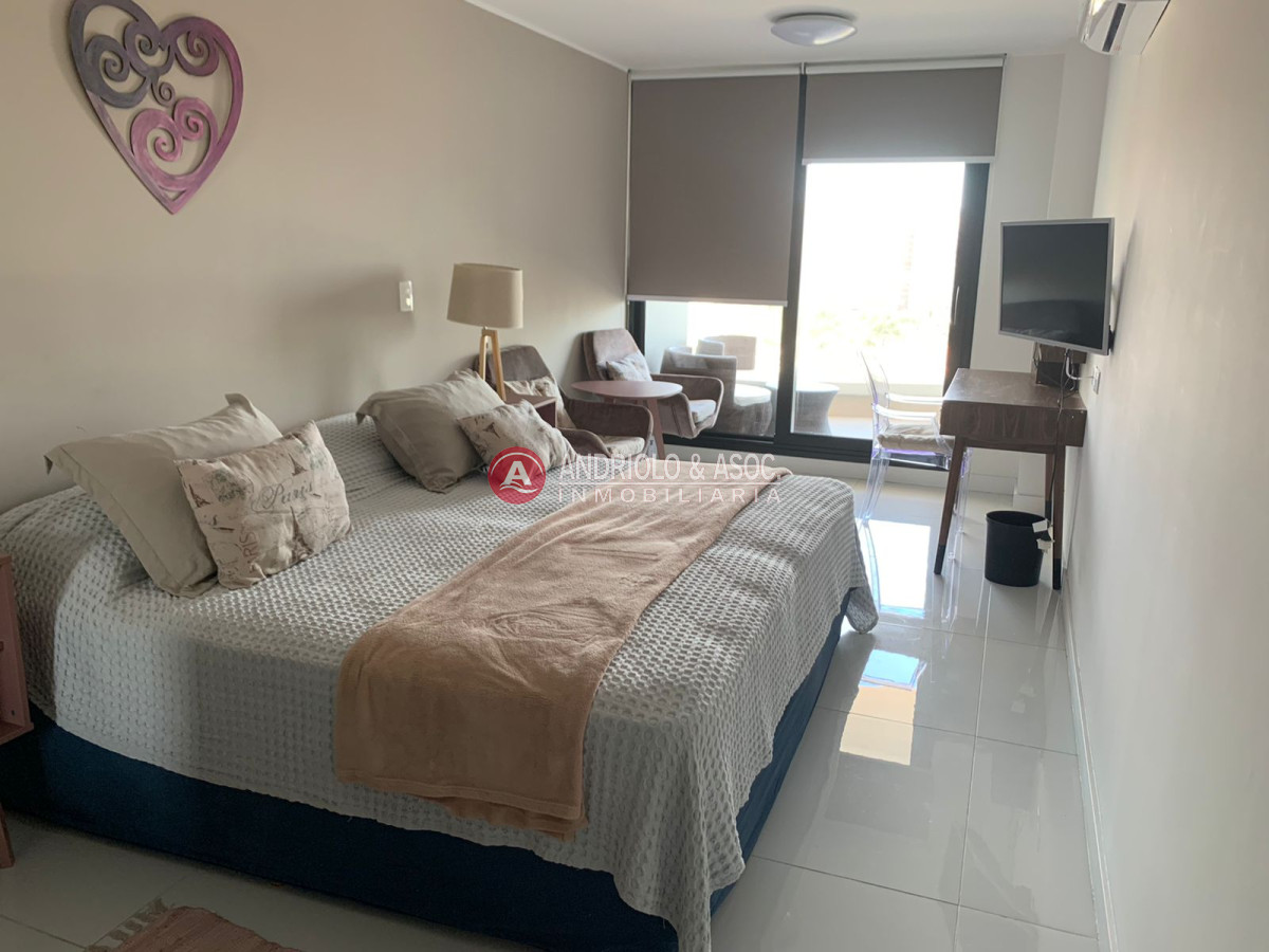 Apartamento ID.7582 - ALQUILER DE HERMOSO APARTAMENTO 3 DORMITORIOS EN SUITE CON VISTA A PLAYA MANSA
