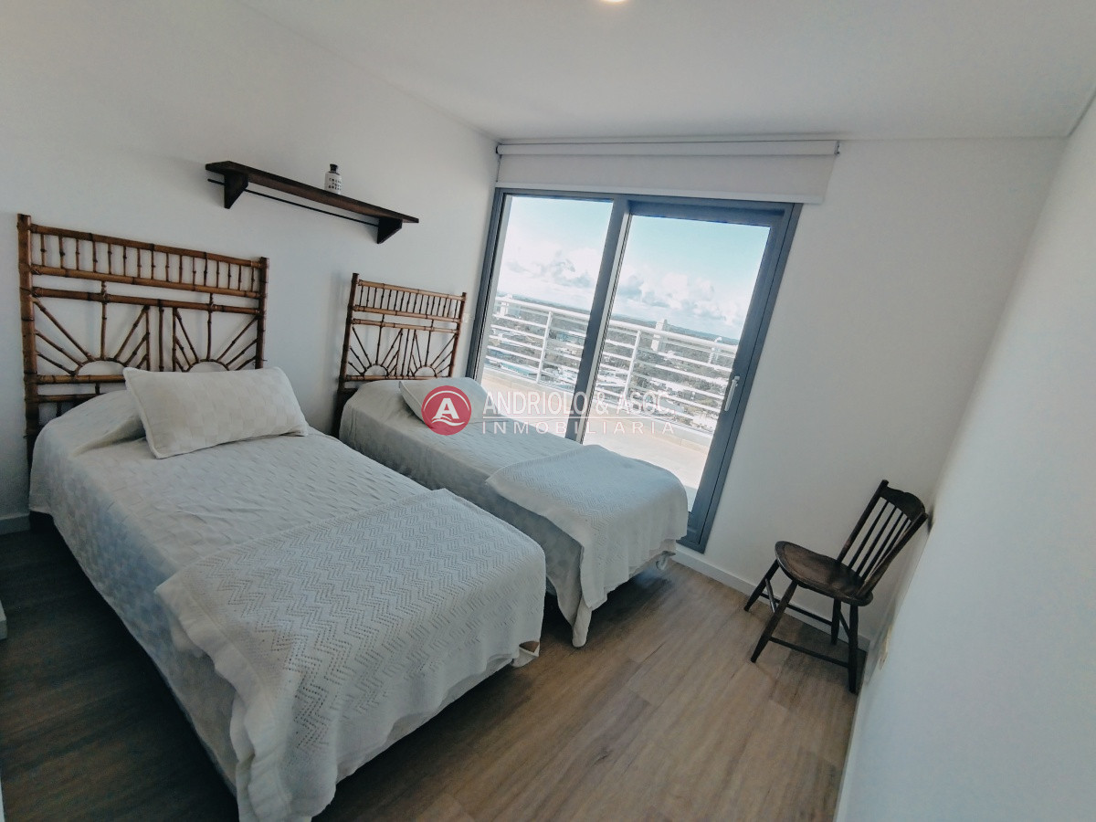 Apartamento ID.8087 - VENTA DE HERMOSO PENTHOUSE DE 2 DORMITORIOS CON BAÑOS EN SUITE, HERMOSA VISTA MANSA Y BRAVA..