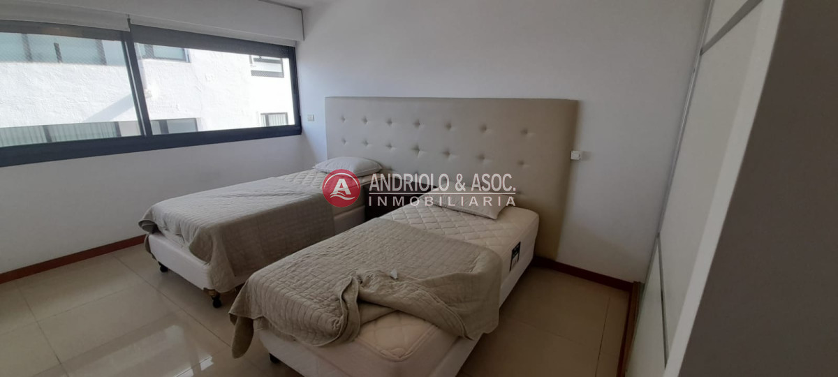 Apartamento ID.8047 - Venta de apartamento de 3 dormitorios en suite en primera linea brava