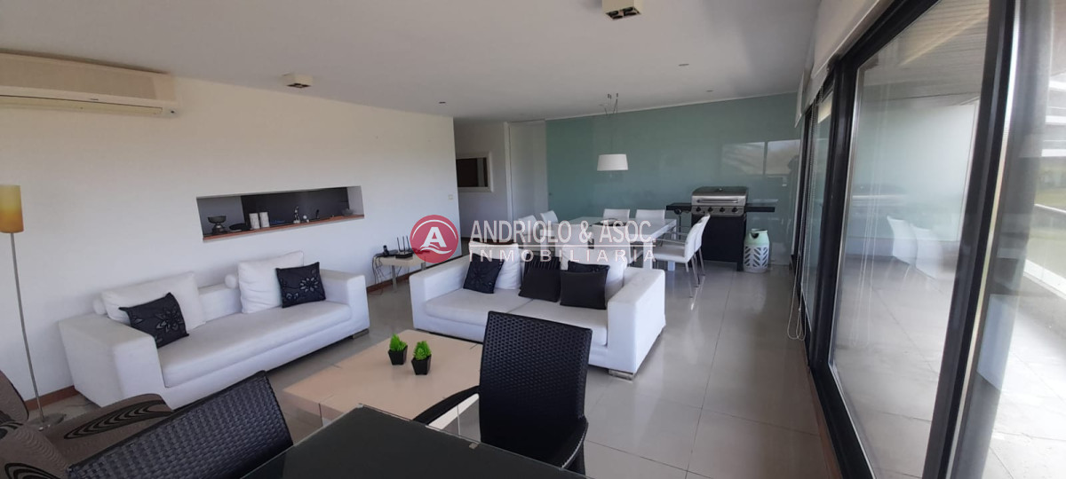 Apartamento ID.8047 - Venta de apartamento de 3 dormitorios en suite en primera linea brava