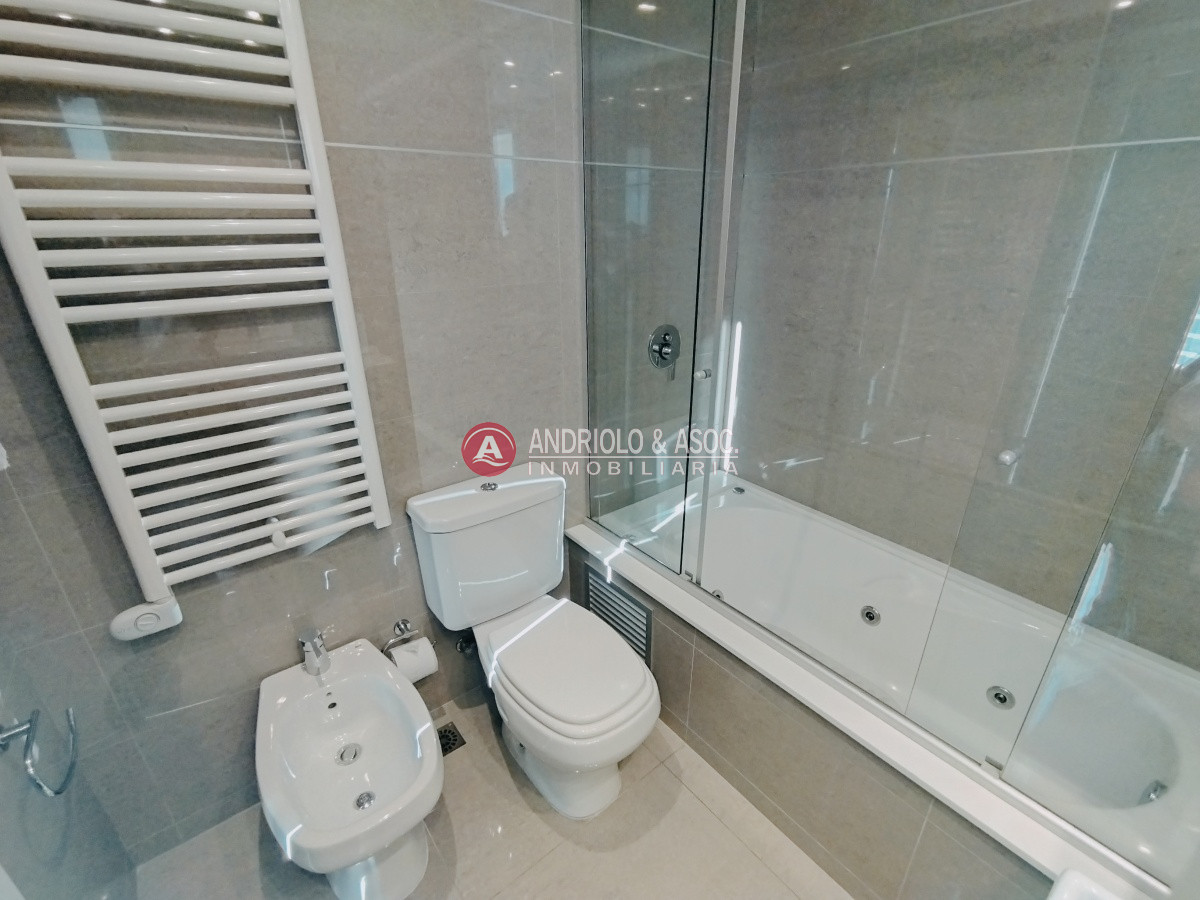 Apartamento ID.8087 - VENTA DE HERMOSO PENTHOUSE DE 2 DORMITORIOS CON BAÑOS EN SUITE, HERMOSA VISTA MANSA Y BRAVA..