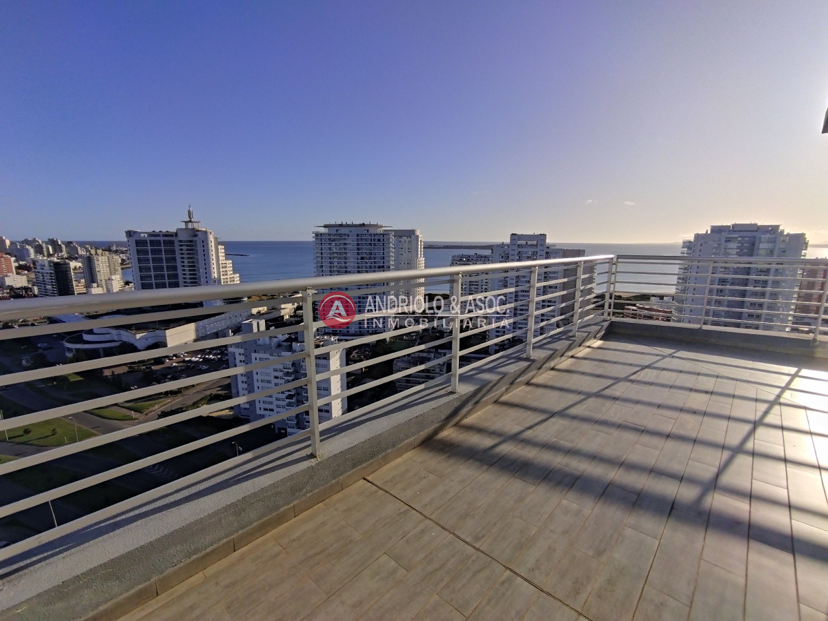 Apartamento ID.8087 - VENTA DE HERMOSO PENTHOUSE DE 2 DORMITORIOS CON BAÑOS EN SUITE, HERMOSA VISTA MANSA Y BRAVA..