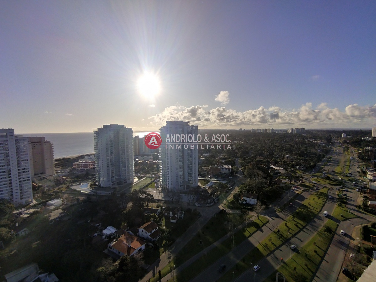 Apartamento ID.8087 - VENTA DE HERMOSO PENTHOUSE DE 2 DORMITORIOS CON BAÑOS EN SUITE, HERMOSA VISTA MANSA Y BRAVA..