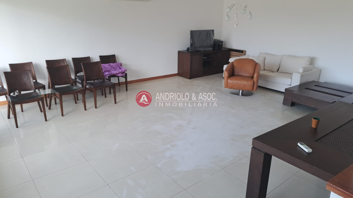 Apartamento ID.8047 - Venta de apartamento de 3 dormitorios en suite en primera linea brava