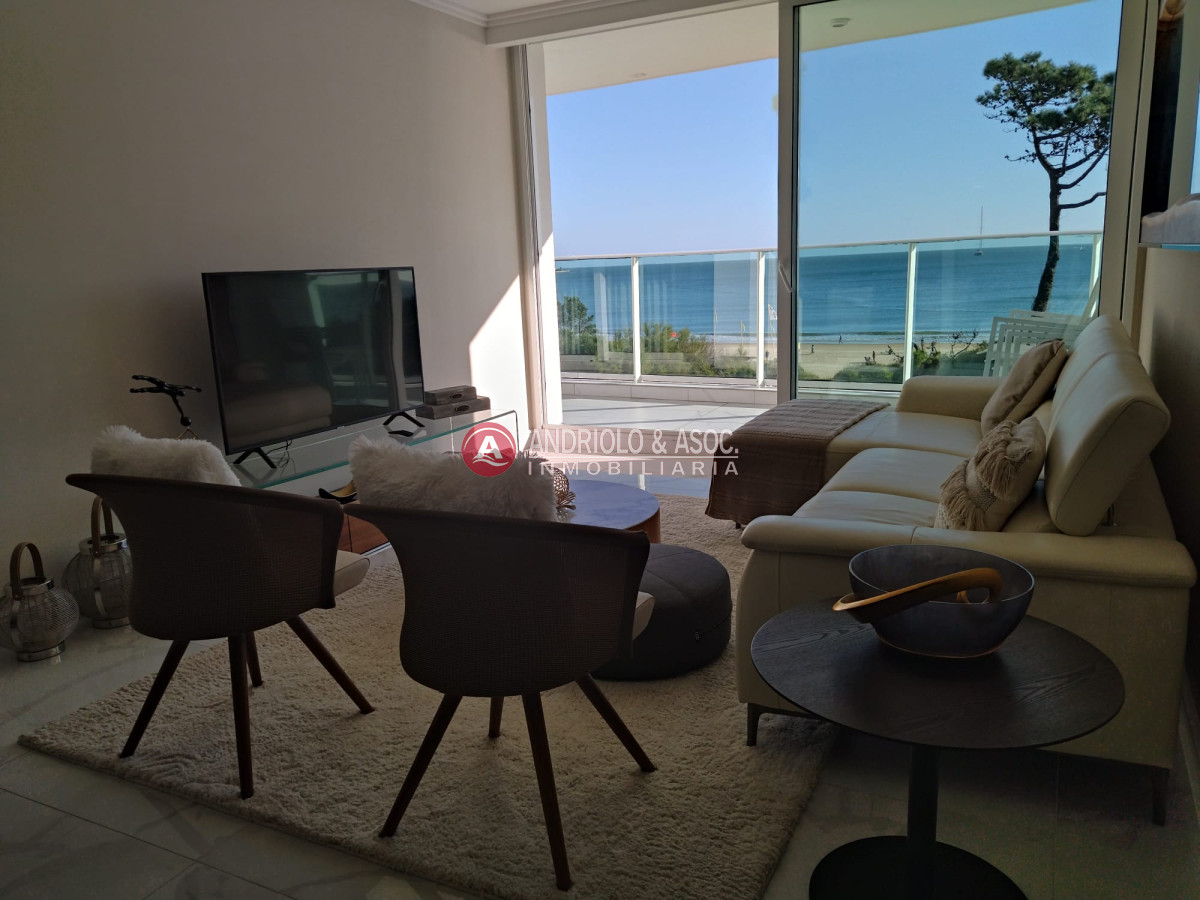 Apartamento ID.7754 - VENTA DE HERMOSO APARTAMENTO, 3 DORMITORIOS EN SUITE,  FRENTE A PLAYA MANSA.