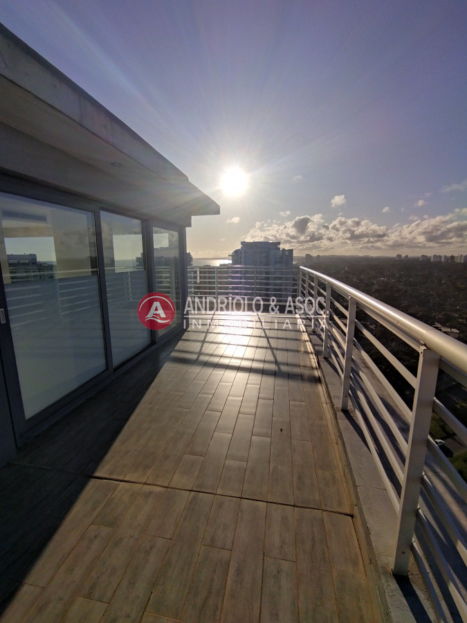 Apartamento ID.8087 - VENTA DE HERMOSO PENTHOUSE DE 2 DORMITORIOS CON BAÑOS EN SUITE, HERMOSA VISTA MANSA Y BRAVA..