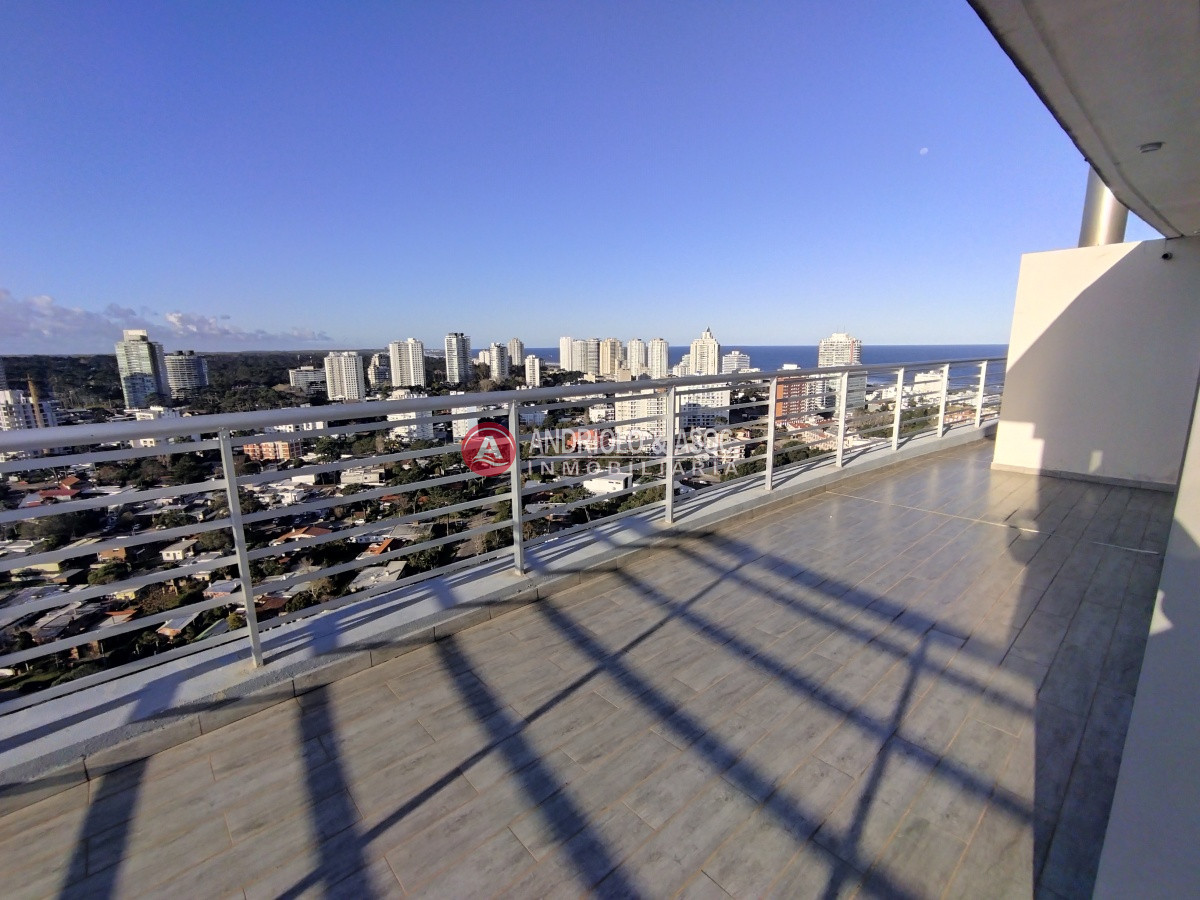 Apartamento ID.8087 - VENTA DE HERMOSO PENTHOUSE DE 2 DORMITORIOS CON BAÑOS EN SUITE, HERMOSA VISTA MANSA Y BRAVA..