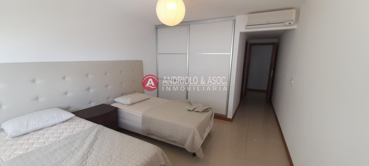 Apartamento ID.8047 - Venta de apartamento de 3 dormitorios en suite en primera linea brava