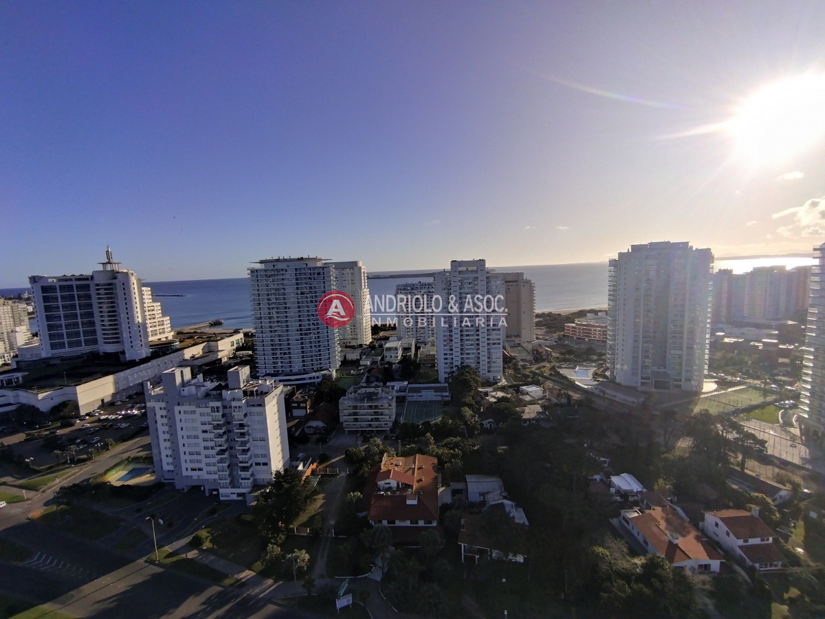 Apartamento ID.8087 - VENTA DE HERMOSO PENTHOUSE DE 2 DORMITORIOS CON BAÑOS EN SUITE, HERMOSA VISTA MANSA Y BRAVA..