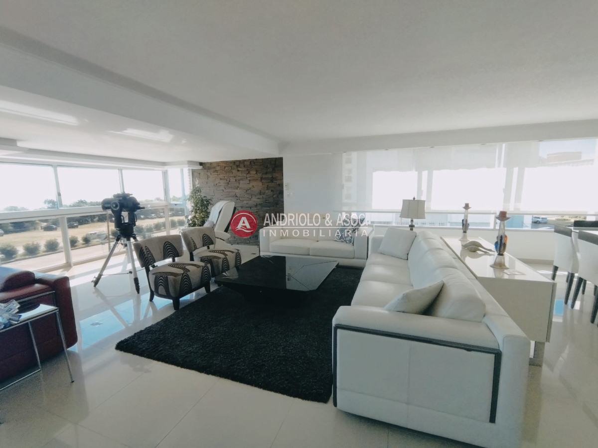 Apartamento ID.7666 - VENTA DE APARTAMENTO DE 3 DORMITORIOS Y DEPENDENCIA CON VISTA A LA MANSA