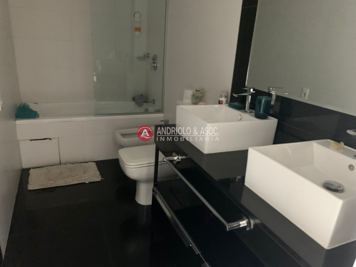 Apartamento ID.7582 - ALQUILER DE HERMOSO APARTAMENTO 3 DORMITORIOS EN SUITE CON VISTA A PLAYA MANSA