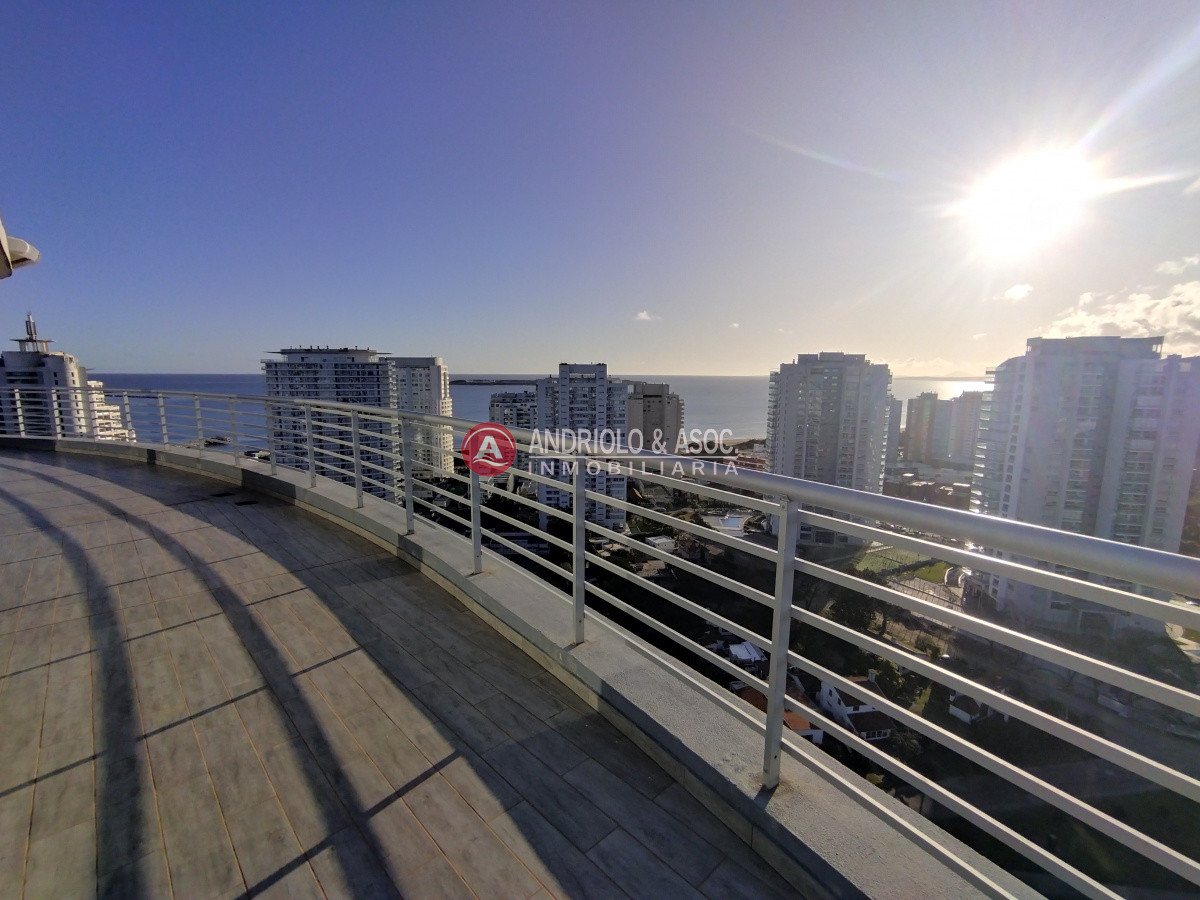Apartamento ID.8087 - VENTA DE HERMOSO PENTHOUSE DE 2 DORMITORIOS CON BAÑOS EN SUITE, HERMOSA VISTA MANSA Y BRAVA..